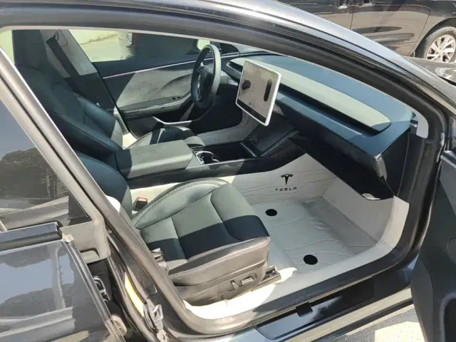 Tesla Model 3 — Фото автомобиля 24