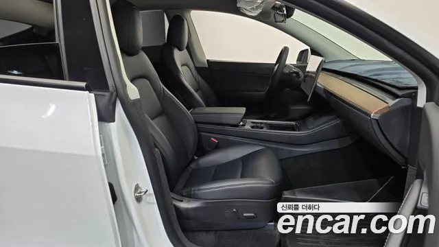 Tesla Model Y — Фото автомобиля 16