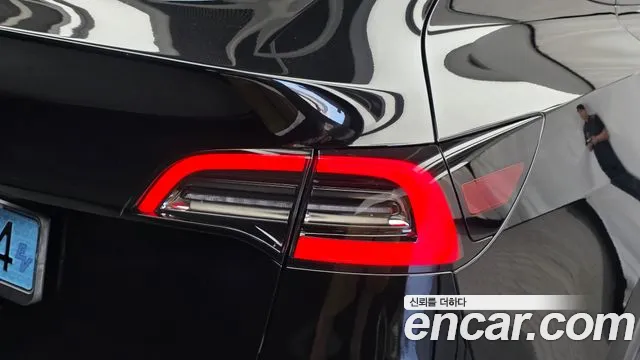Tesla Model Y — Фото автомобиля 8