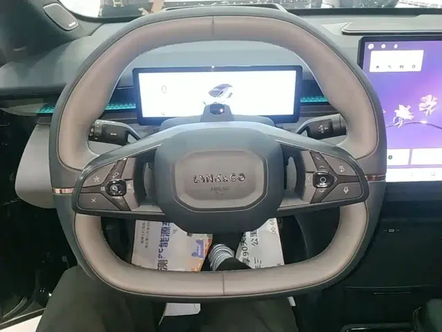 Lynk & Co Z20 — Фото автомобиля 10