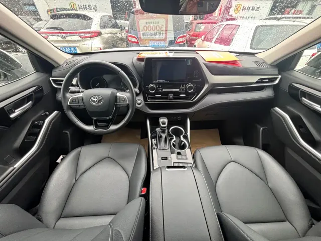 Toyota Highlander — Фото автомобиля 10