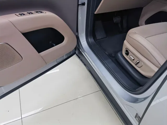 Li Auto i8 — Фото автомобиля 14