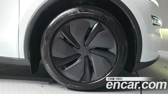 Tesla Model Y — Фото автомобиля 6