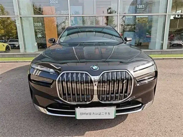 BMW i7 — Фото автомобиля 4