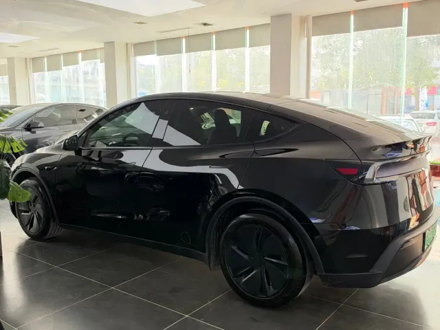 Tesla Model Y — Фото автомобиля 4