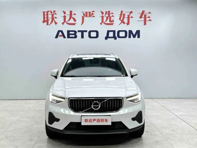 Volvo XC40 — Фото автомобиля 2