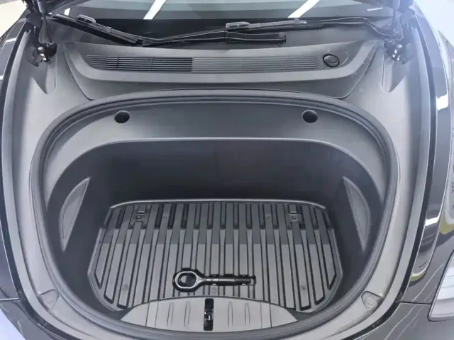 Tesla Model 3 — Фото автомобиля 10
