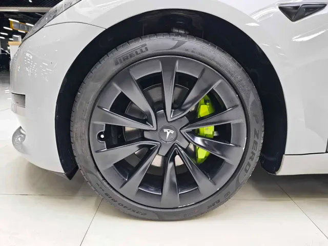 Tesla Model 3 — Фото автомобиля 8