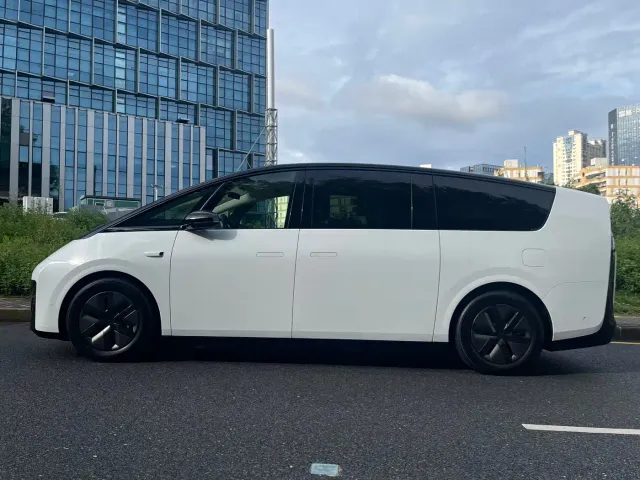 Li Auto MEGA — Фото автомобиля 3