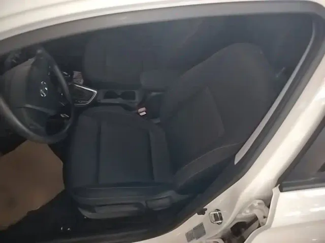 Hyundai Elantra — Фото автомобиля 14