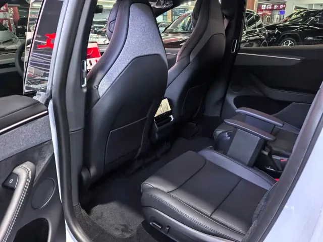 Tesla Model Y L — Фото автомобиля 6