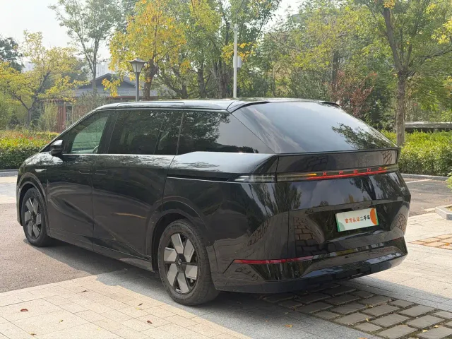 Xpeng X9 — Фото автомобиля 5