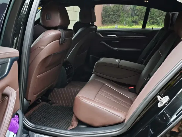 BMW 5 Series — Фото автомобиля 10