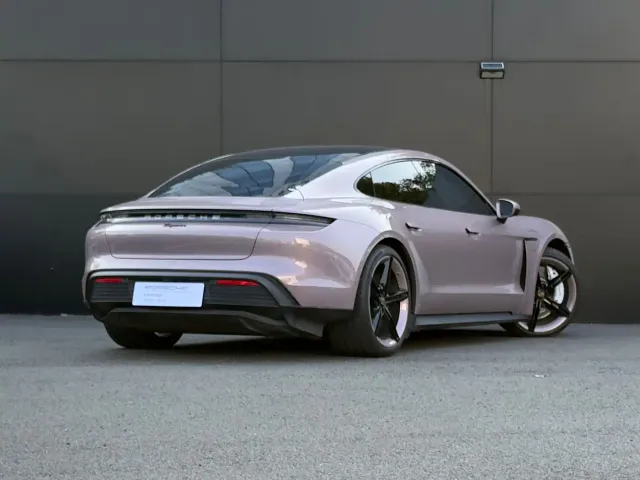Porsche Taycan — Фото автомобиля 2