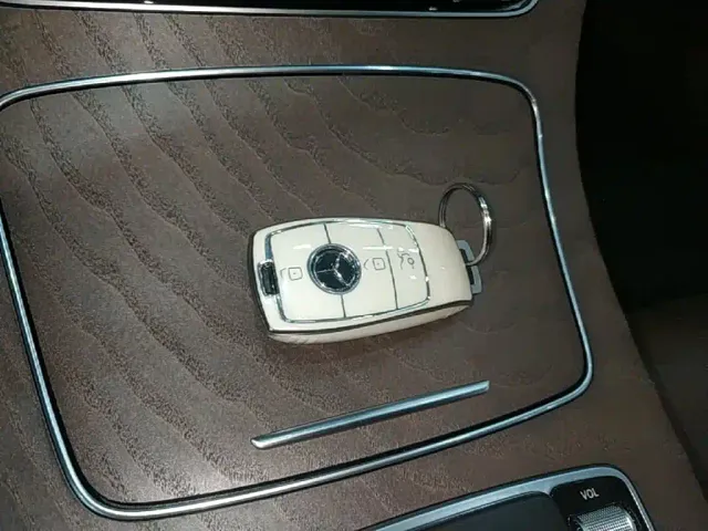 Mercedes-Benz E-Class — Фото автомобиля 8
