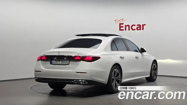 Mercedes-Benz E-Class — Фото автомобиля 2