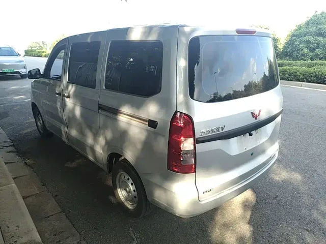 Wuling Hongguang V — Фото автомобиля 22