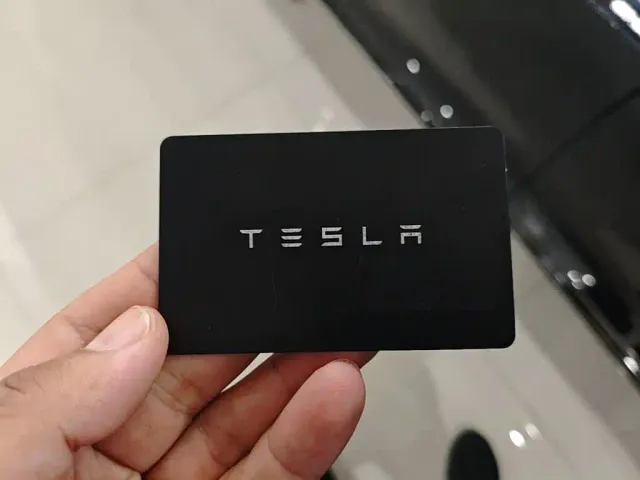 Tesla Model 3 — Фото автомобиля 8