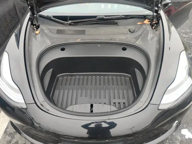 Tesla Model 3 — Фото автомобиля 10