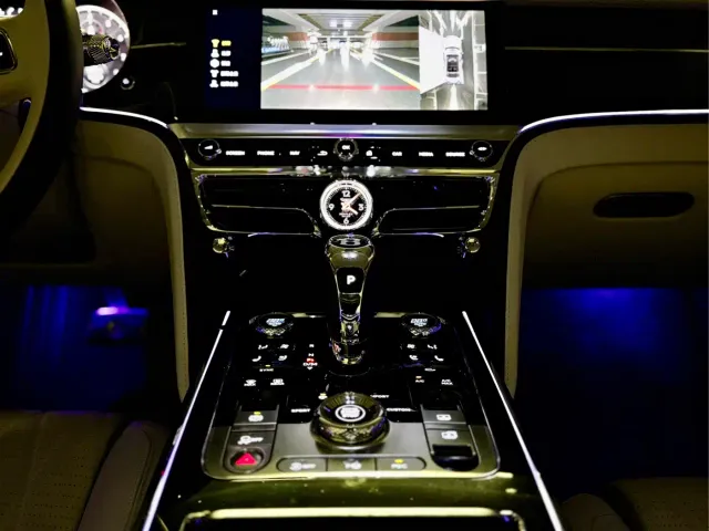 Bentley Flying Spur — Фото автомобиля 13