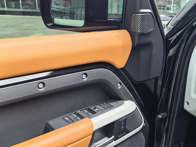 Land Rover Defender — Фото автомобиля 9