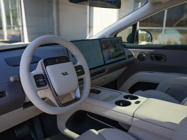 Li Auto i8 — Фото автомобиля 14