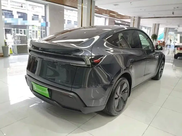 Tesla Model Y — Фото автомобиля 6