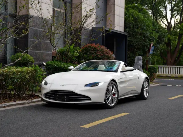 Фотография автомобиля — Aston Martin V8 Vantage
