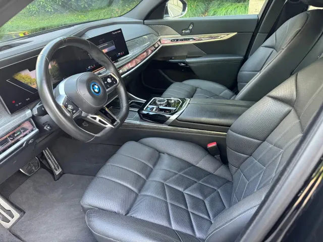 BMW i7 — Фото автомобиля 12