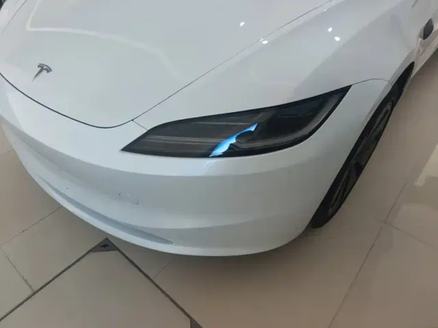 Tesla Model 3 — Фото автомобиля 23