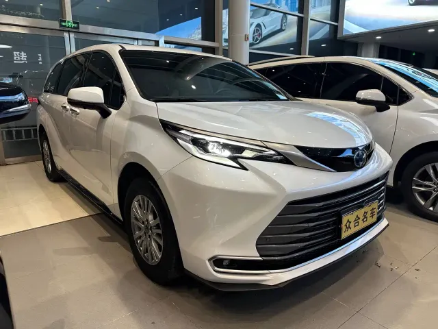 Toyota Sienna — Фото автомобиля 3