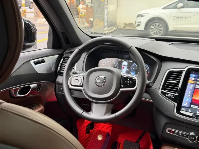 Volvo XC90 — Фото автомобиля 21