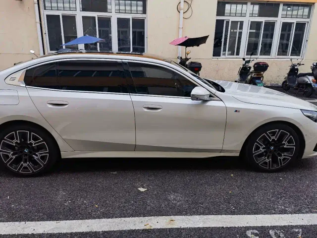 BMW 5 Series — Фото автомобиля 10