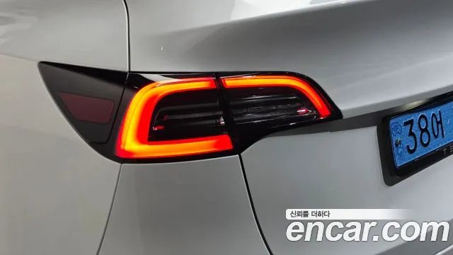 Tesla Model Y — Фото автомобиля 23