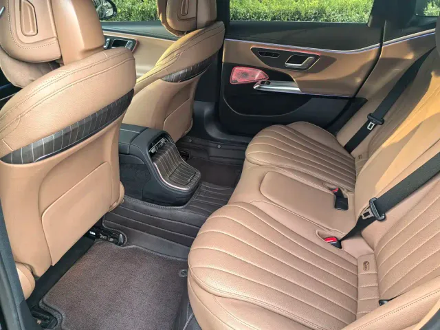 Mercedes-Benz E-Class — Фото автомобиля 12