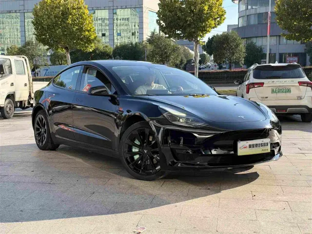Tesla Model 3 — Фото автомобиля 3