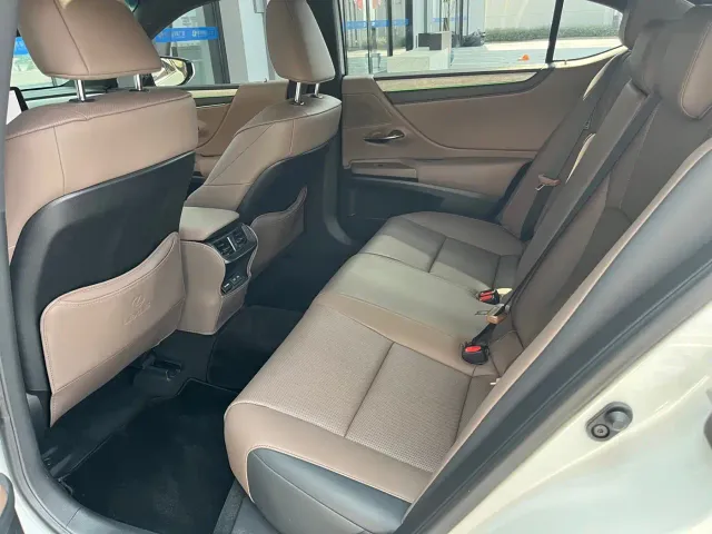 Lexus ES — Фото автомобиля 11