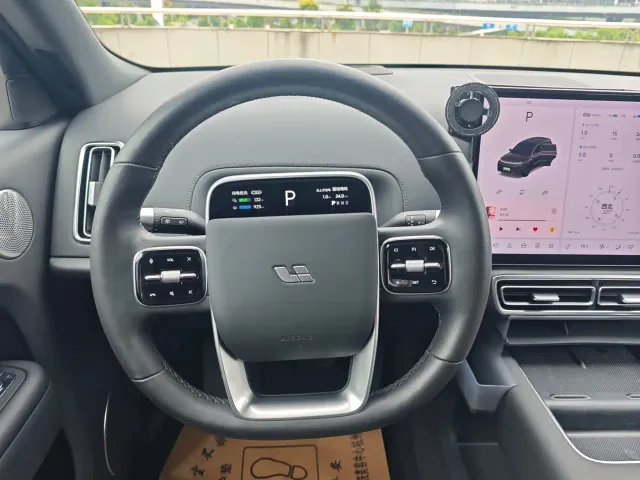 Li Auto L8 — Фото автомобиля 6