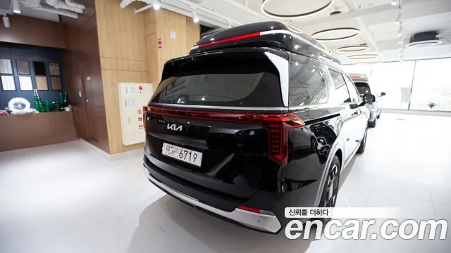 Kia Carnival Generation 4 — Фото автомобиля 4