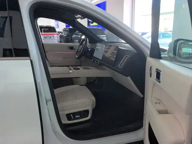 Li Auto L9 — Фото автомобиля 7