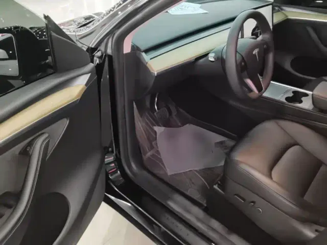 Tesla Model Y — Фото автомобиля 15