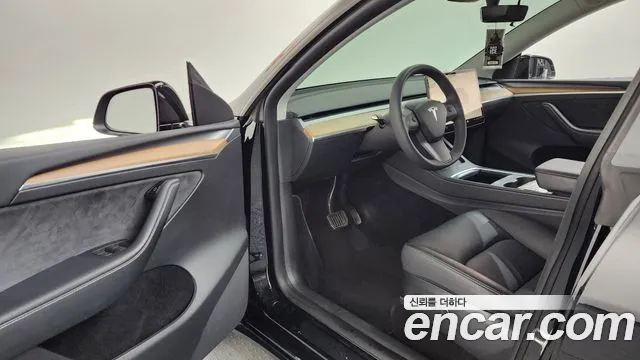Tesla Model Y — Фото автомобиля 15