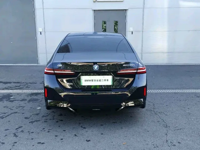 BMW i5 — Фото автомобиля 2