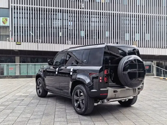 Land Rover Defender — Фото автомобиля 17
