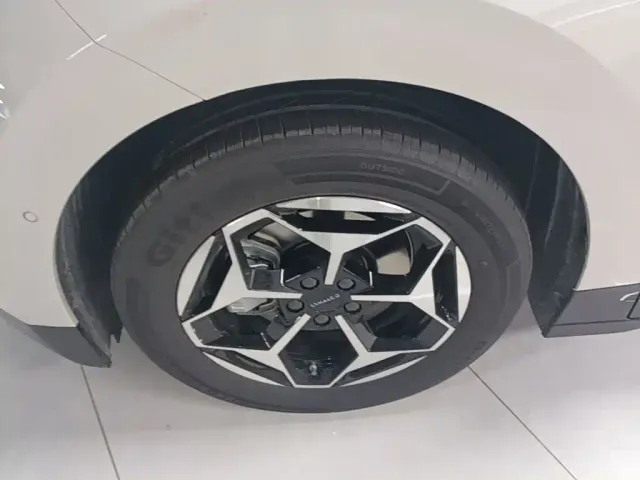 Lynk & Co Z20 — Фото автомобиля 22