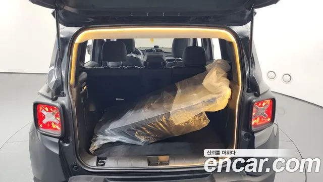 Jeep Renegade — Фото автомобиля 20