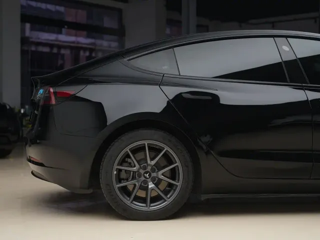 Tesla Model 3 — Фото автомобиля 8