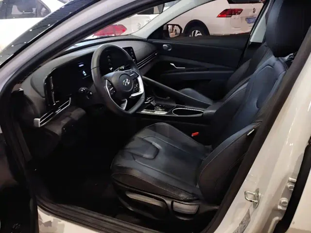 Hyundai Elantra — Фото автомобиля 14