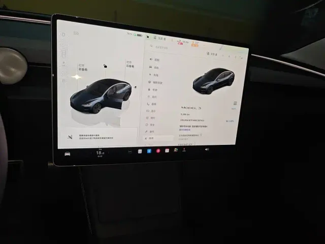 Tesla Model 3 — Фото автомобиля 9