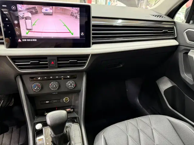 Volkswagen Tiguan L — Фото автомобиля 12